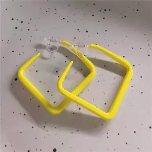 Clip On 1 3/4" große quadratische Kunststoff Reifen Ohrringe in verschiedenen Farben - Bild 1 von 5