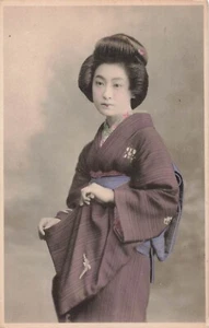 Japanese Woman Postcard Geisha in KImono c 1921-41  H7 - Picture 1 of 2