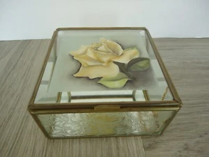 Joyero de colección de latón biselado vidrio pintado a mano color amarillo crema rosa espejo fondo - Imagen 1 de 10