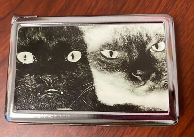Estuche de cigarrillos con imagen de gatos Ying & Yang con billetera de metal encendedor incorporado Foto 1 de 4