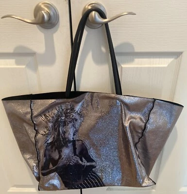 Nuevo Bolso de Mano Betsey Johnson In a Flash Grande Plateado Shopper Cartera Doble Asas Foto 1 de 4