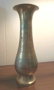 Vintage Vase aus geätztem Messing 10 Zoll grün rot Fuß floral dekorativ 70er Jahre - Bild 1 von 7