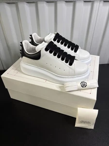 Talla 35 eu - Zapatilla deportiva Alexander McQueen Larry de gran tamaño con clavos (blanca/negra) - Imagen 1 de 10
