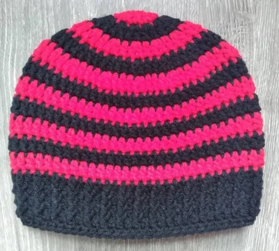 Sombrero/Gorro Hecho a Mano Crochet Color Rojo Brillante/Negro Foto 1 de 3