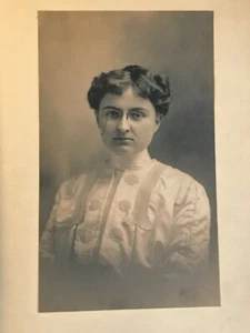 Vintage viktorianisches Foto einer Frau - Ende des 19. Jahrhunderts - im Folio - Bild 1 von 5