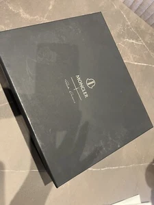 Moncler Scatola nera per scarpe/stivali con carta velina Pre-loved! - Foto 1 di 6