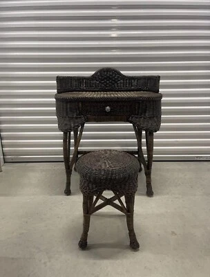 Antiguo juego de tocador/escritorio y silla de mimbre. Mesa de maquillaje Foto 1 de 4