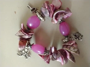 6" ROSA STRAND MUSCHEL CHARM STRETCH ARMBAND ~ SCHLÜSSEL ~ SILBERFARBEN ~ LIBELLE ~ SCHMETTERLING - Bild 1 von 5