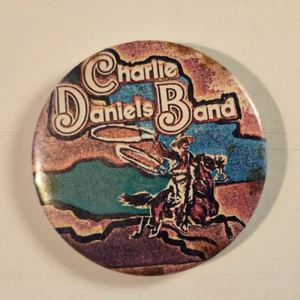 CHARLIE DANIELS BAND Botón Pinback 3" Insignia Vintage Country Rock - Imagen 1 de 3