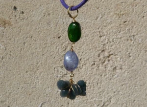 Pendant in 18 ct, 1 agate/chalcedony called 'grape' from Indonesia, 1 tanzanite - Picture 1 of 12