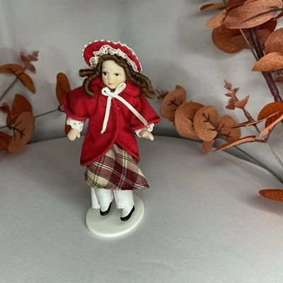 Muñeca niña victoriana escala 1:12 en capa roja y falda tartán - Figura casa de muñecas Foto 1 de 4