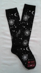 Romwe Damen kniehohe schwarze Socken mit Sonne, Mond & Sternen, brandneu mit Etikett - Bild 1 von 7