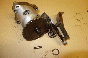 Suzuki Gsxr gsxr400 400 GK73A 1988  oil pump feeder engine motor - Picture 1 of 5