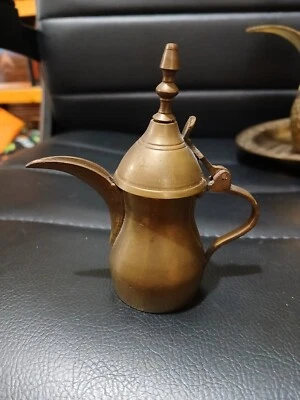 Cafetera Dallah de latón árabe de Oriente Medio palmera grabada 4" vintage  Foto 1 de 4