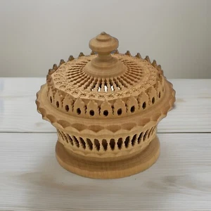 Handarbeit Vintage German Hand Carved Wood Filigree Trinket Box with Lid 3.5" - Picture 1 of 8