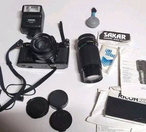 Ricoh XR-7 Kamera Konvolut: Rikenon 50mm 28mm Objektive, Sakar, nicht getestet, zum Teil - Bild 1 von 10