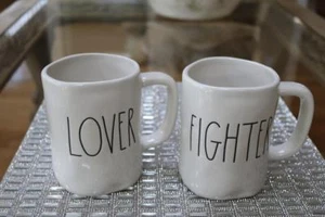 RAE DUNN ARTISAN COLLECTION BY MAGENTA "LOVER & FIGHTER" KAFFEE TEE TASSEN-NEU-2 STÜCK - Bild 1 von 1