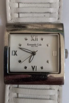 Reloj con correa de cuero crema tono plata Kenneth Cole Reaction para dama KC2184 I6 Foto 1 de 4