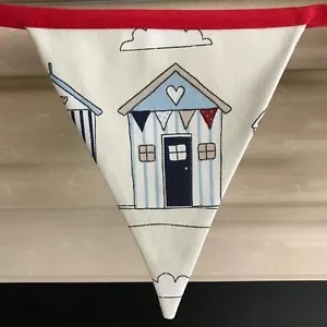 BEACH HUTS BUNTING 12CM X 15CM 8 FLAGS 200CM LONG. RED TRIM. SEASIDE FULL LINED - Picture 1 of 3