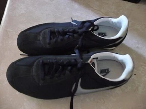 NIKE BLACK SHOES GREAT CONDITION SIZE 10 1/2 LACE UP - Picture 1 of 3