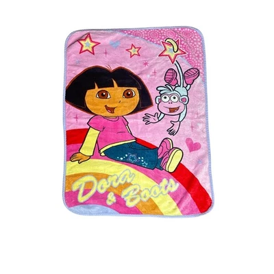 Manta Dora la Exploradora Años 2000 30x40 Rosa Arco Iris Estrellas Dora y Botas Foto 1 de 3