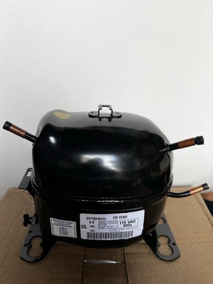 Compressor de Geladeira Embraco EM65NR 115V 60Hz – Novo – OEM R134a/Misturas - Imagem 1 de 2