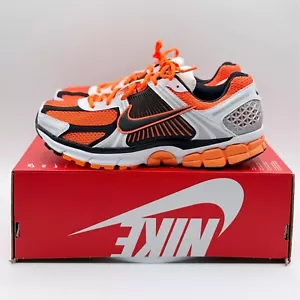 Nike Zoom Vomero 5 Schuhe Größe 9,5 Herren Total Orange Schwarz Bowerman FB9149-800 NEU - Bild 1 von 14