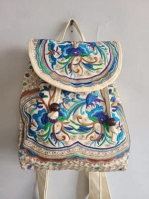 Mini Mochila de Viagem Bege Bordada Flor Bolsa de Ombro  - Imagem 1 de 4