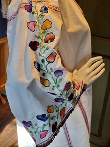 Trachtenkleid mit Handstickerei mit Spitze & Pailletten aus der Balkanregion  - Bild 1 von 12