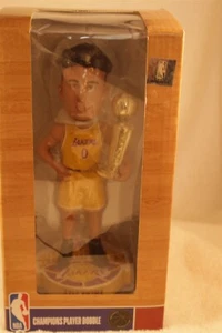 CAMPEONES JUGADORES BOBBLEHEAD KYLE KUZMA LAKERS CAMPEONES DEL MUNDO 2019/20 (LEER) - Imagen 1 de 2