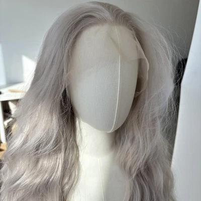 Peluca larga ondulada frontal en T de encaje suave gris plateado resistente al calor cabello sintético Foto 1 de 4