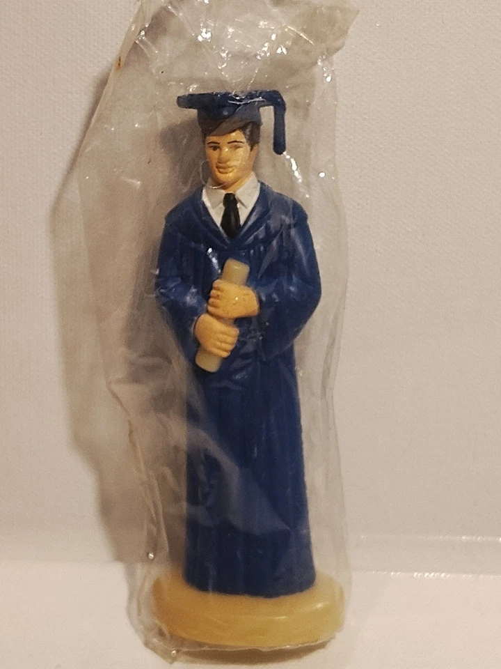 Nueva Estatuilla/Topper de Pasteles Vintage Masculino Graduado Azul Gorra y Vestido Cabello y Ojos Marrón Foto 1 de 4