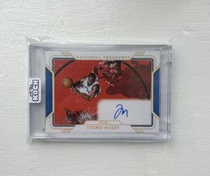 2024-25 National Treasures Tyrese Maxey Court Pass Auto #CP-MAX (04/10) - Bild 1 von 3