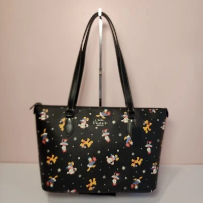 Nuevo con etiquetas Bolso Coach CM189 Disney X Coach Gallery con estampado navideño negro múltiple Foto 1 de 4