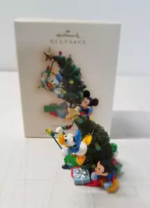 Hallmark Andenken Ornament 2007 Baumschnitt Mickey und Donald mit Box 3156JR - Bild 1 von 9
