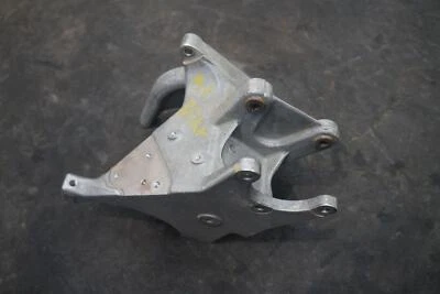 Крепление кронштейна компрессора переменного тока поддержка 07V423380A от оригинального производителя Bentley Mulsanne 2015 - Изображение 1 из 4