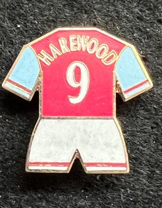 MARLON HAREWOOD #9 ASTON VILLA F.C. FOOTBALL SHIRT PIN BADGE - Picture 1 of 3