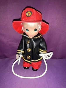 Precious Moments 9 Zoll Junge Feuer Puppe Sammlung 3302 - You set my heart on fire - Bild 1 von 10