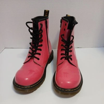 Botas Doc Marten Delaney Rosa Caliente Charol Con Cordones Cremallera Lateral Juveniles 6 Usadas en Excelente Condición Foto 1 de 4
