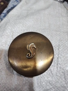Espejo compacto vintage Volupte diseño caballito de mar tono dorado con soplo EE. UU. - Imagen 1 de 7