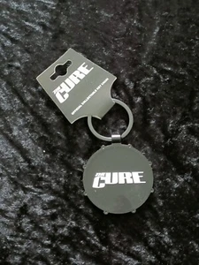 THE CURE - PORTE-CLÉS LOGO TAMBOUR MÉTAL MERCHANCE OFFICIELLE GROUPE - Photo 1/3