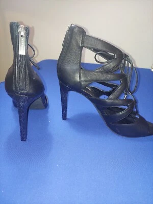 BCBGeneration 黑色素食皮革绑带凉鞋高跟鞋 9/39 — 第 1/4 张图片