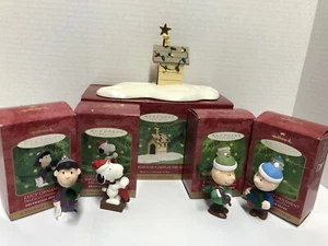 2000 Hallmark Peanuts "A Snoopy Christmas", 4 Ornamente & Sockel - Bild 1 von 4