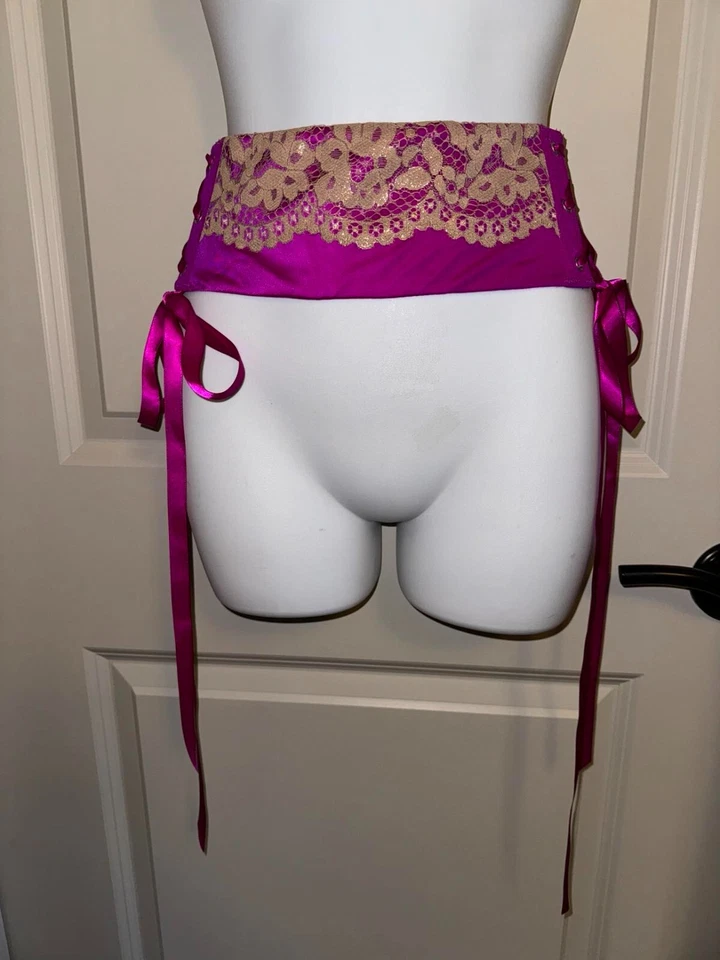 Cinturón ajustador de cintura VICTORIA'S SECRET de encaje magenta/dorado vintage 2012 ~ nuevo con etiquetas ~ M/L Foto 1 de 4