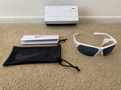 Mujeres Nike Skylon Ace FQ4683-104 Gafas de sol deportivas Marcos blancos Lente azul Espejo Foto 1 de 4