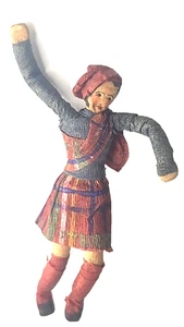 Miniatura antica bambola ballerina scozzese in cartapesta con volto dipinto in kilt 2 1/4" - Foto 1 di 6