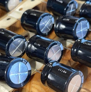 50 pezzi - NICHICON RZ - 2200uF 35V 105°C - 25mΩ - 18x21mm - URZ1V222MHD Low ESR - Foto 1 di 4