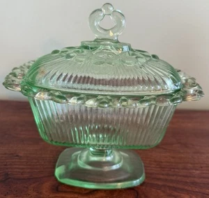 Plato de caramelo vintage Indiana con borde de encaje verde manzana claro con tapa color raro - Imagen 1 de 9