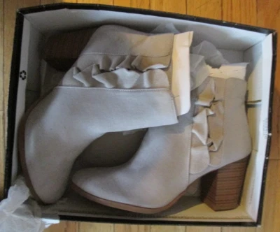 Botines con Volantes Fergalicious de Fergie Gamuza Cashen Teniente Doe EE. UU. 9,5 Med. Foto 1 de 4