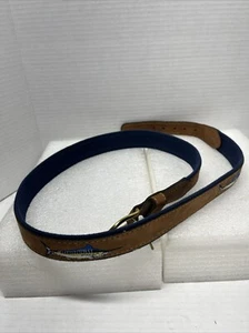 Cinturón bordado con diseño de tiburón hecho en EE. UU. con hebilla de latón macizo talla 42 pulgadas - Imagen 1 de 6
